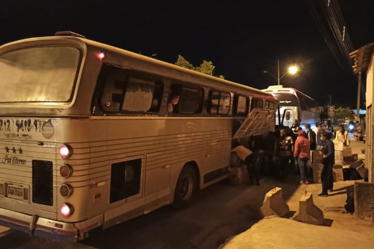 Ônibus clandestinos com mais de 90 passageiros que saíram de SP são apreendidos no sudoeste da Bahia