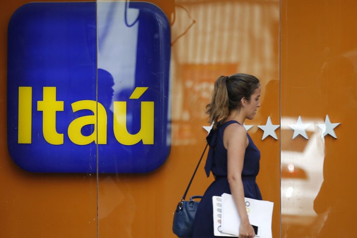 Lucro do Itaú recua 43,1% em três meses; veja outros bancos