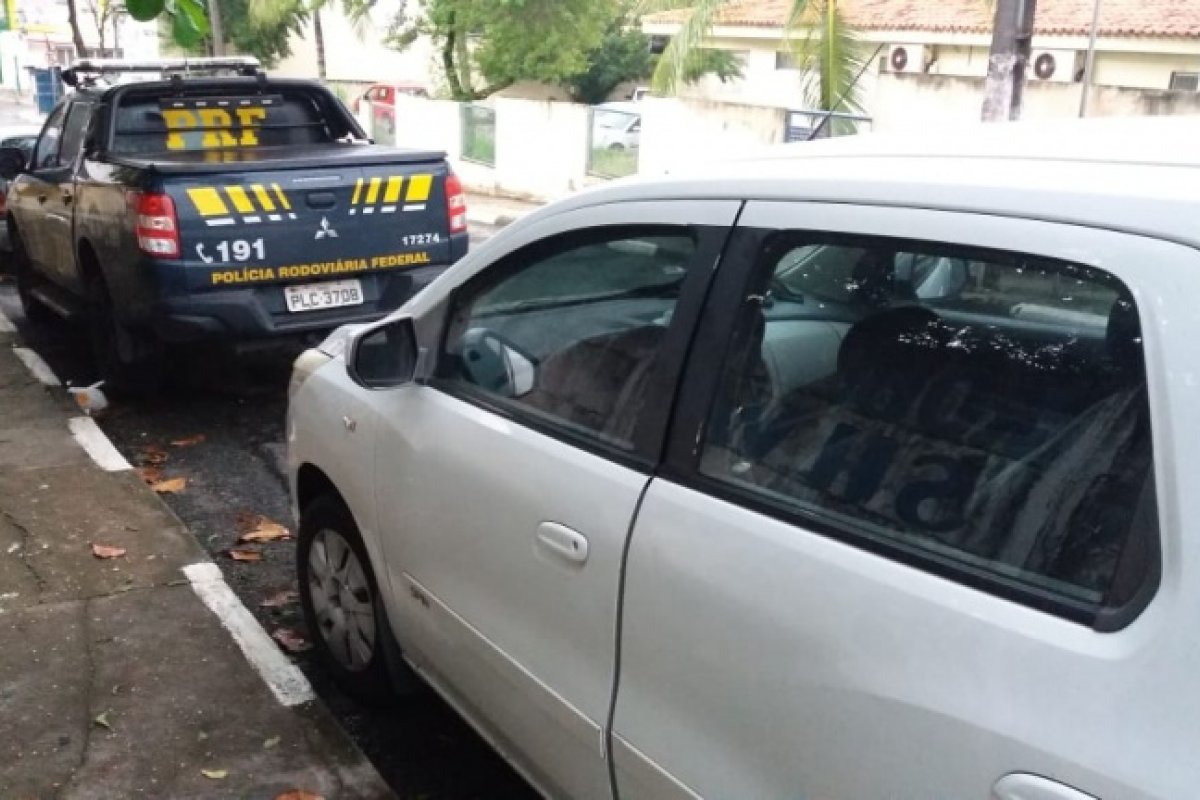 Homem é preso com carro roubado  em Simões Filho