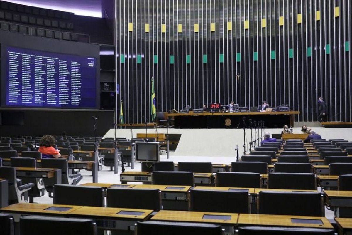 Deputados federais devem terminar de votar a PEC do Orçamento de Guerra nesta quarta (06)