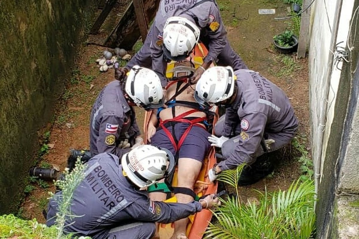 Homem sofre queda de quase oito metros após piso de calçada ceder em Salvador