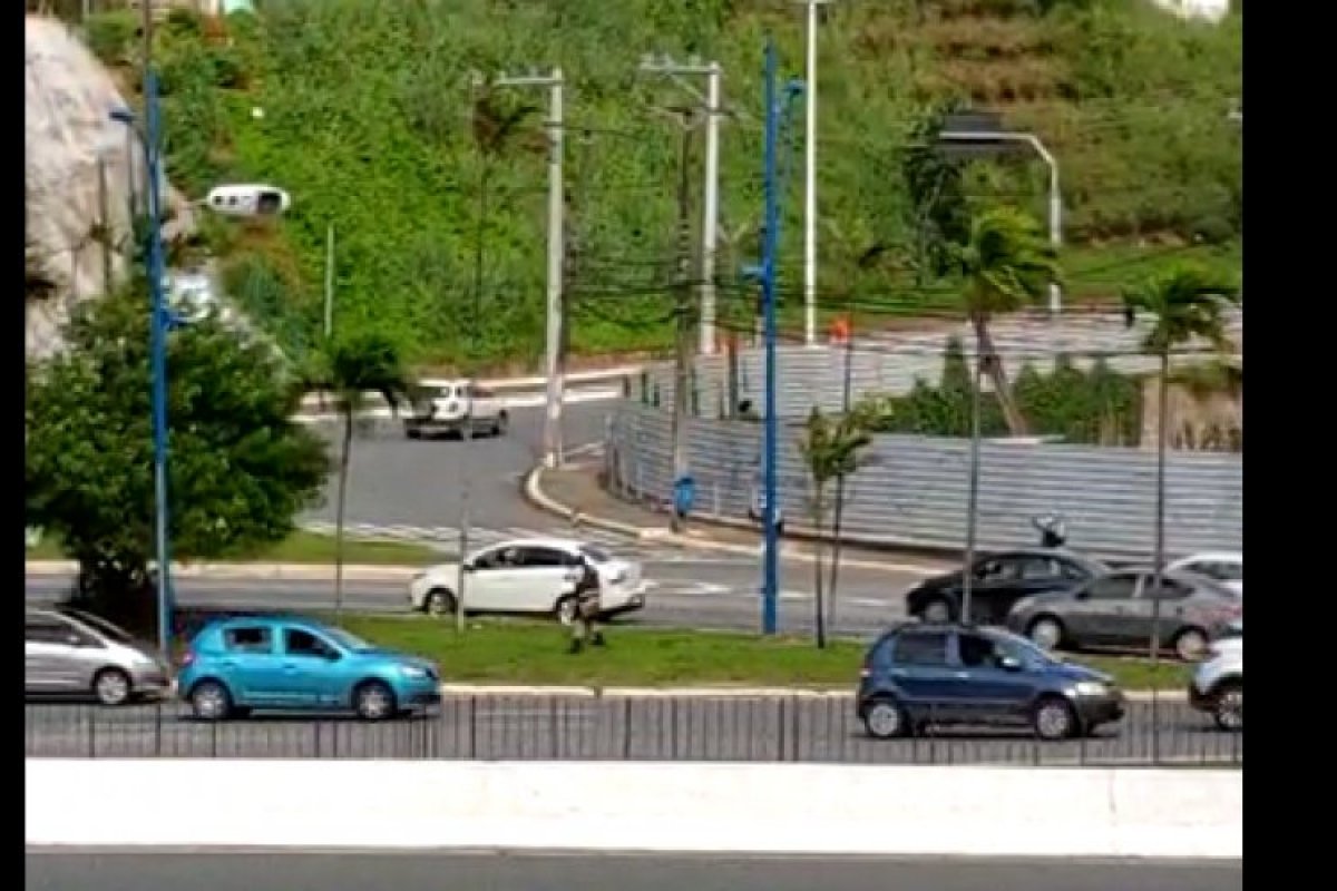 Veja Vídeo: Suspeito foge de carro durante abordagem policial na Vasco da Gama, em Salvador