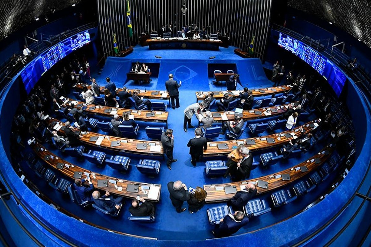 Parlamentares aumentam lista de servidores poupados do congelamento salarial