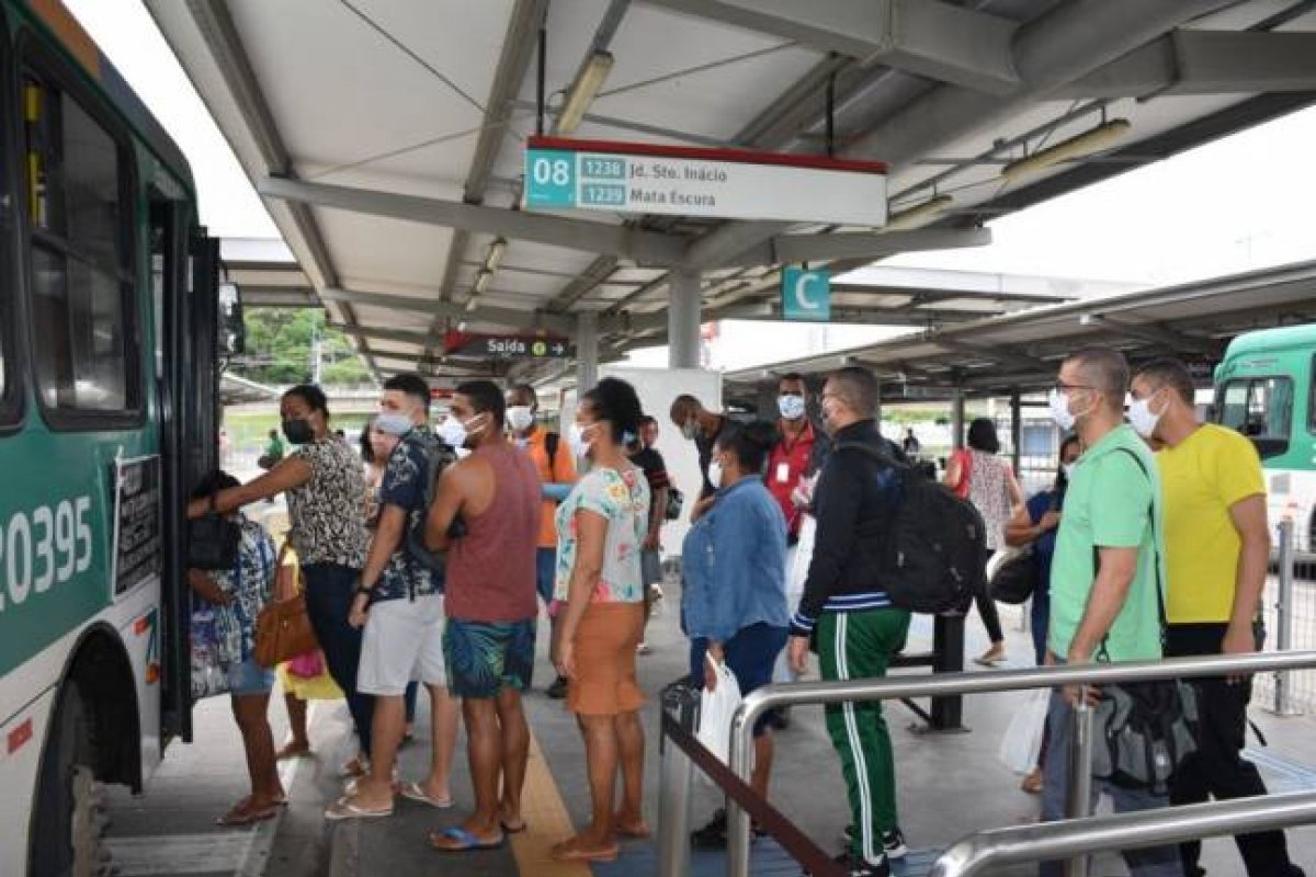 Mais pobres se isolam menos em busca de trabalho, mostra pesquisa