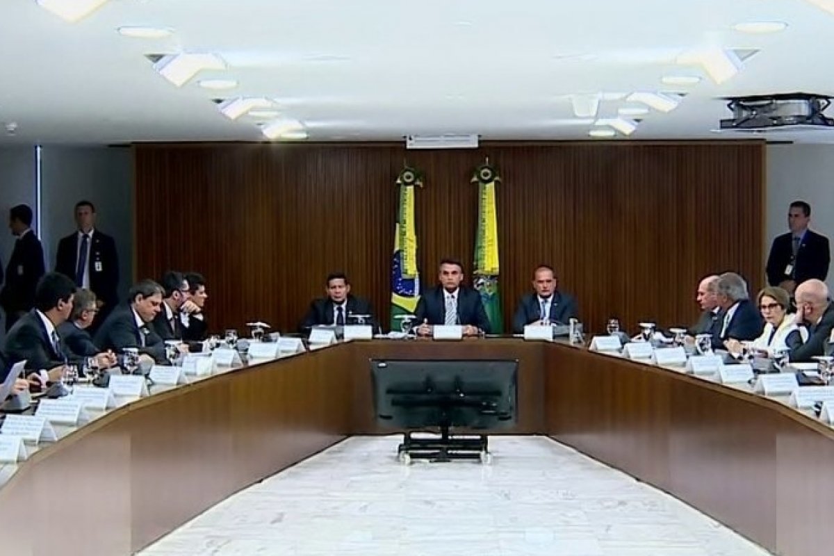 AGU pede autorização para entregar só uma parte do vídeo da reunião ministerial