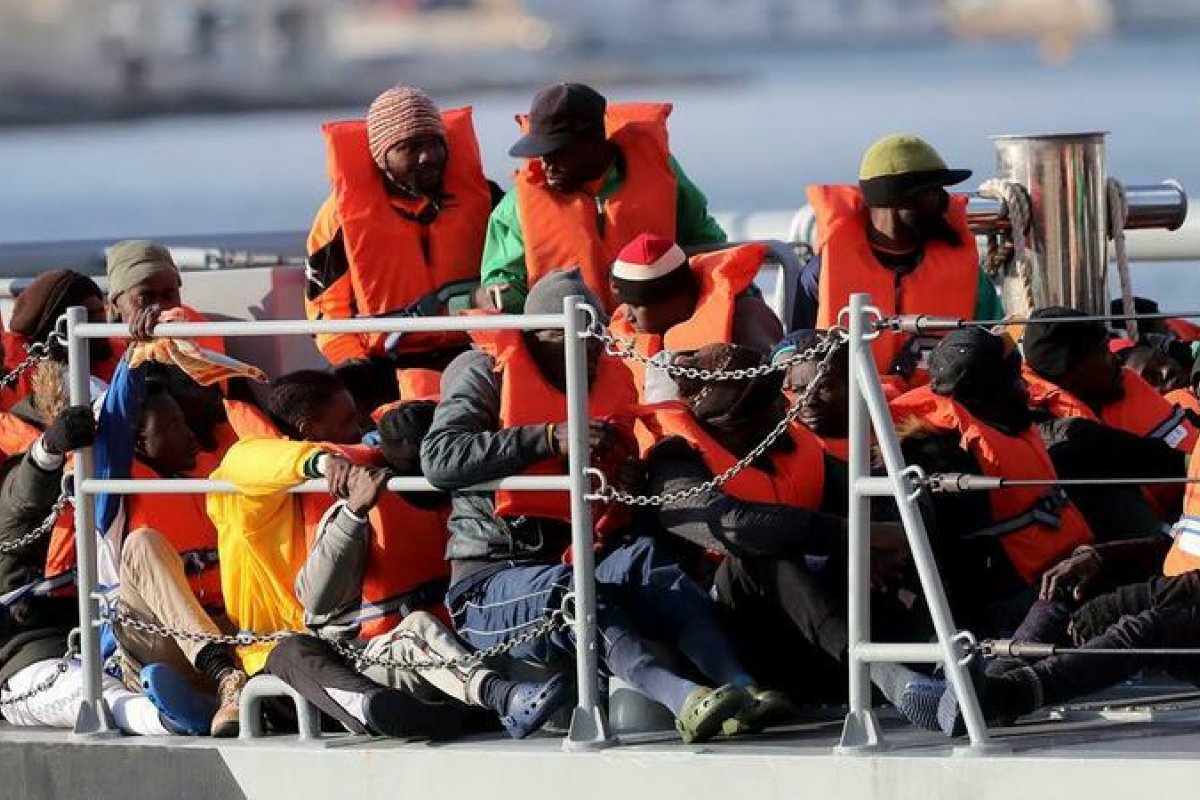 Embarcação com 86 imigrantes naufraga a caminho da Europa