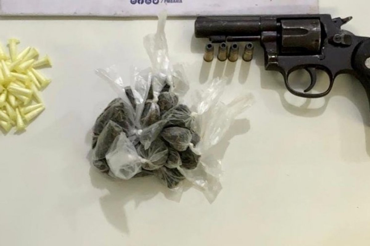 Polícia flagra jovem com arma, cocaína e maconha no Bairro da Paz, em Salvador