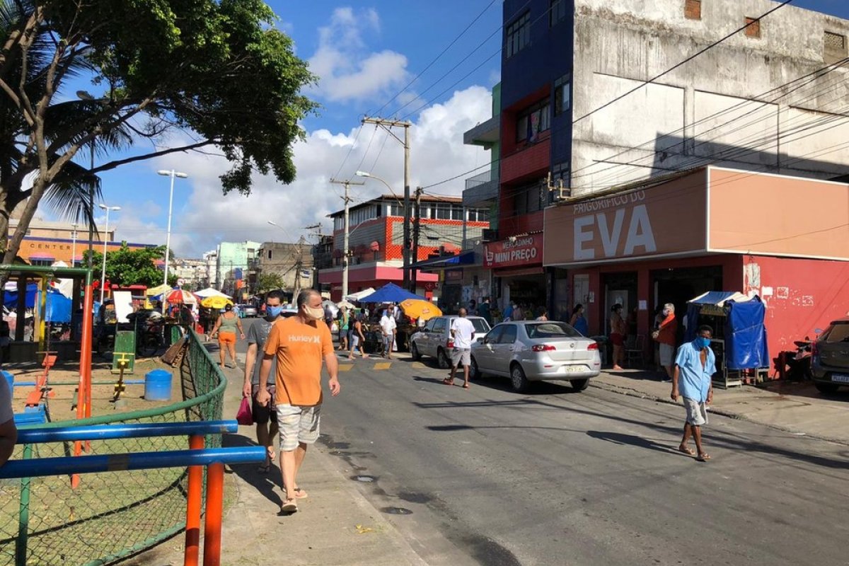 Boca do Rio tem aglomeração de pessoas e movimento intenso, um dia antes de medidas restritivas começarem