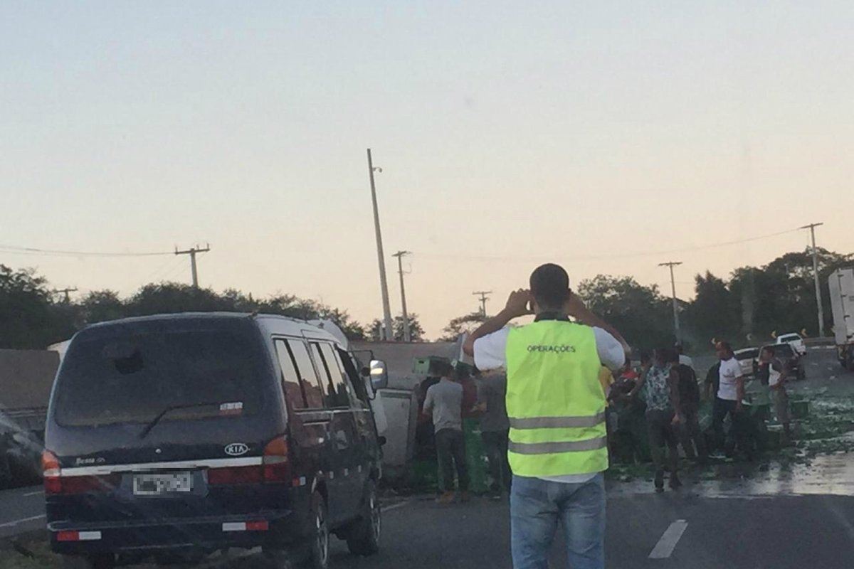 Caminhão carregado com cerveja tomba e carga é saqueada na BR-116, em Santo Estevão