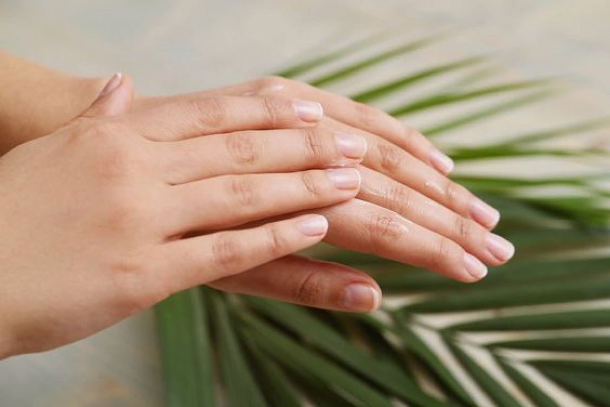Cinco receitas naturais para hidratar mãos ressecadas