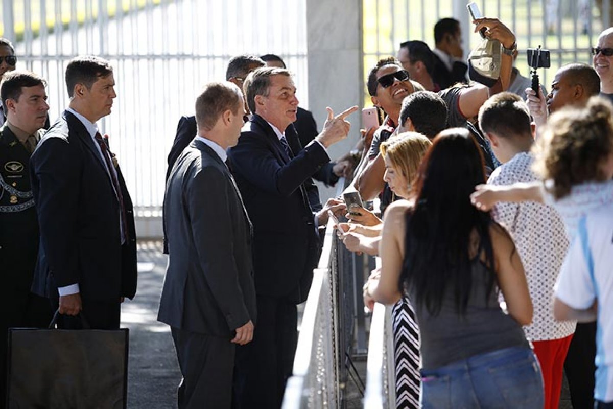 "Vou contar mais ou menos com 3 mil pessoas", diz Bolsonaro sobre churrasco