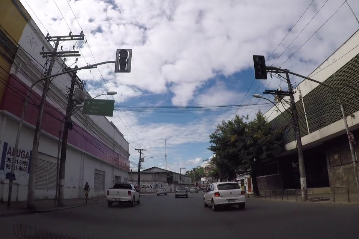Colisão entre carro e moto fere duas pessoas no bairro da Calçada