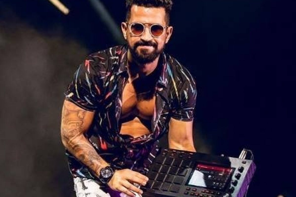 Dennis DJ comanda live neste sábado