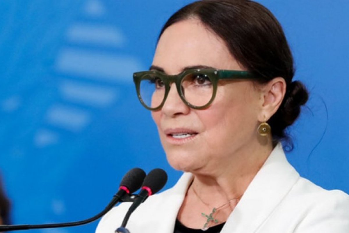 Mais de 500 artistas assinam manifesto contra Regina Duarte