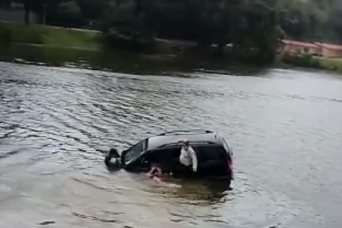 Veículo cai no Dique do Tororó após motorista passar mal