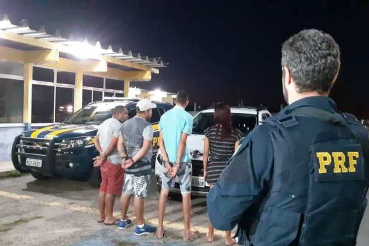 Quatro pessoas são presas com alta quantia em dinheiro, armas e documentos falsos
