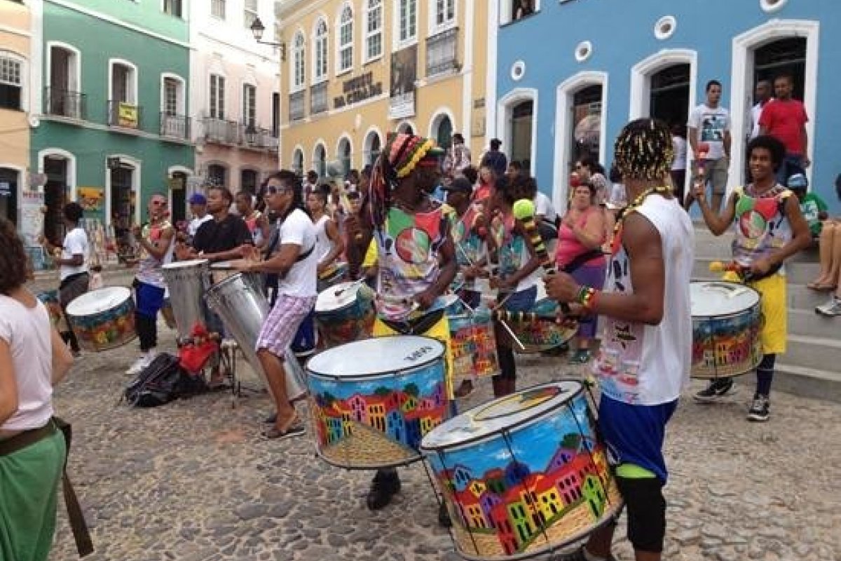 Jornalista do The New York Times destaca herança africana na música e gastronomia baiana