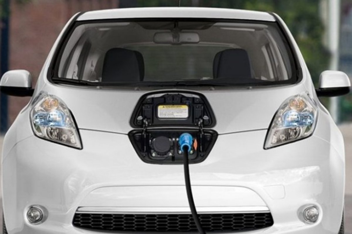 Novo sistema permite que carros elétricos sejam carregados em movimento