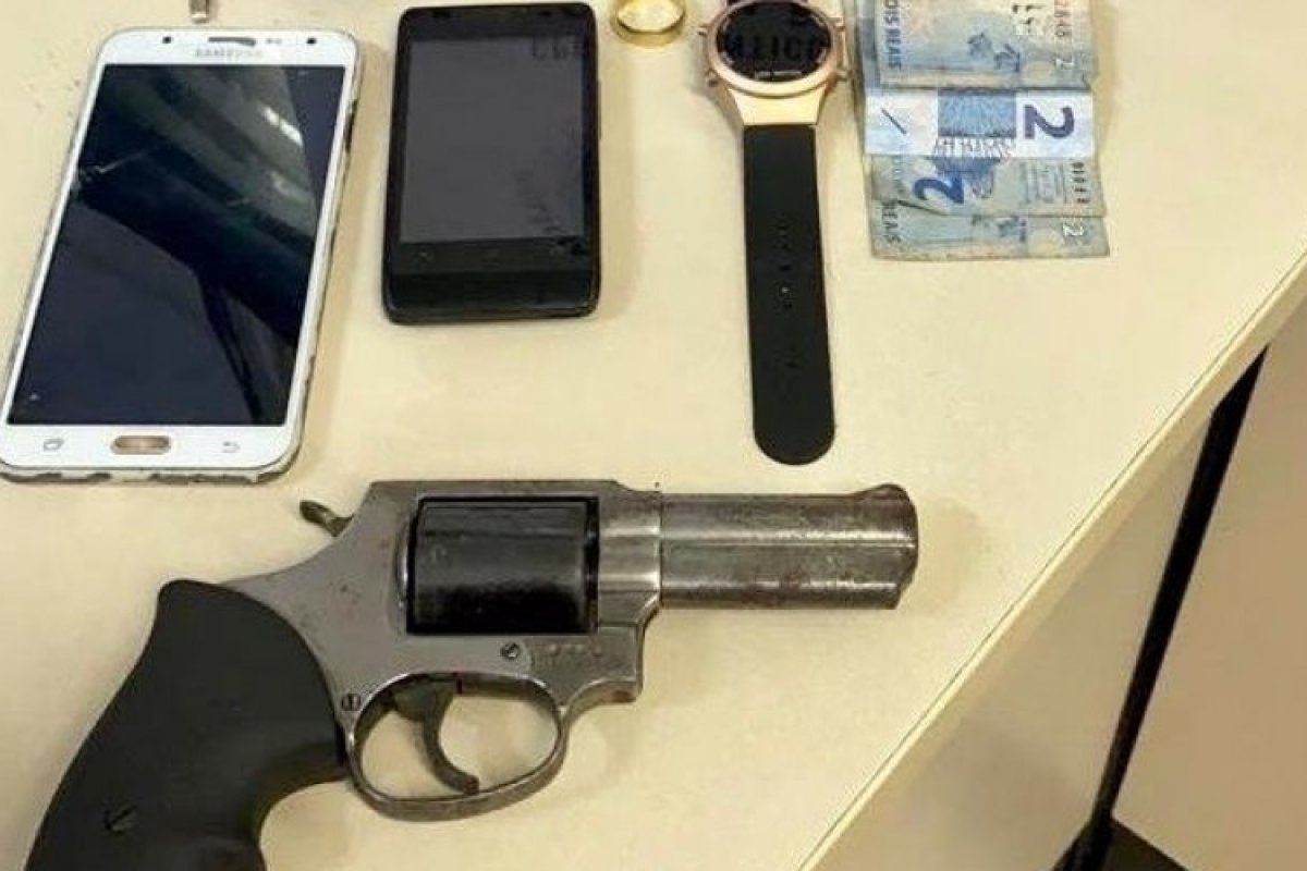 Seis homens suspeitos de roubos de veículos são presos em Salvador