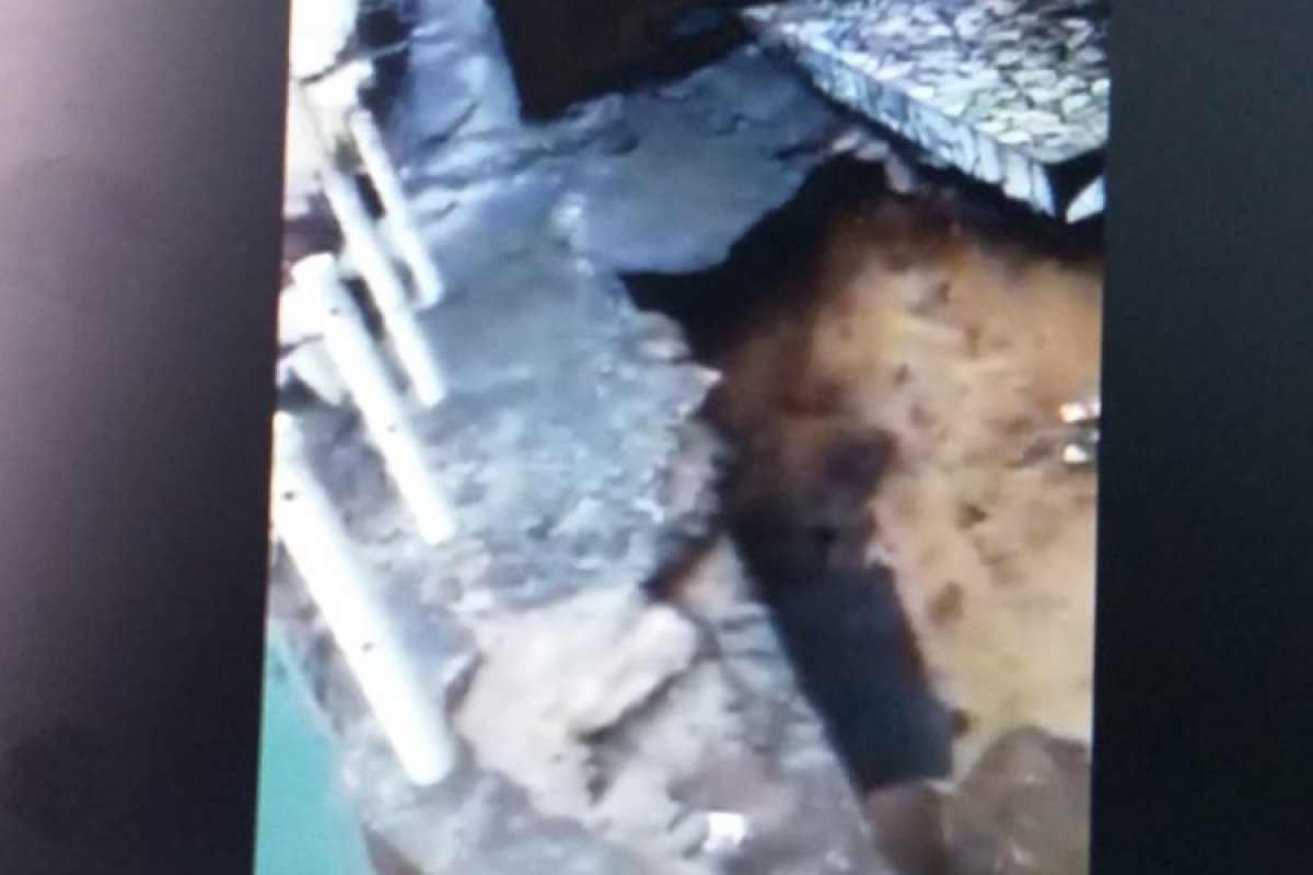 Veja vídeo: Maré alta atinge cais da praia da Boa Viagem e abre cratera