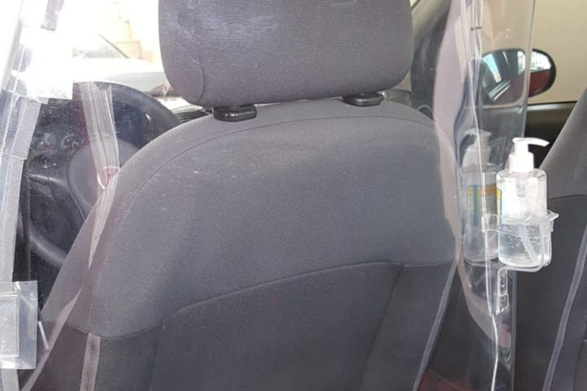 Motorista de Feira de Santana instala cabine de acrílico para se prevenir do coronavírus