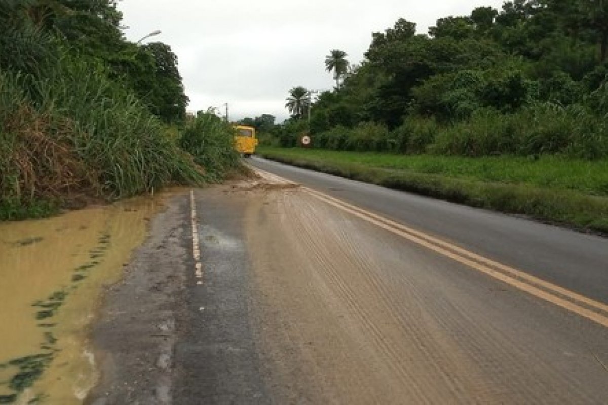 Estrada do Derba, em Salvador, é interditada por causa de deslizamento de terra