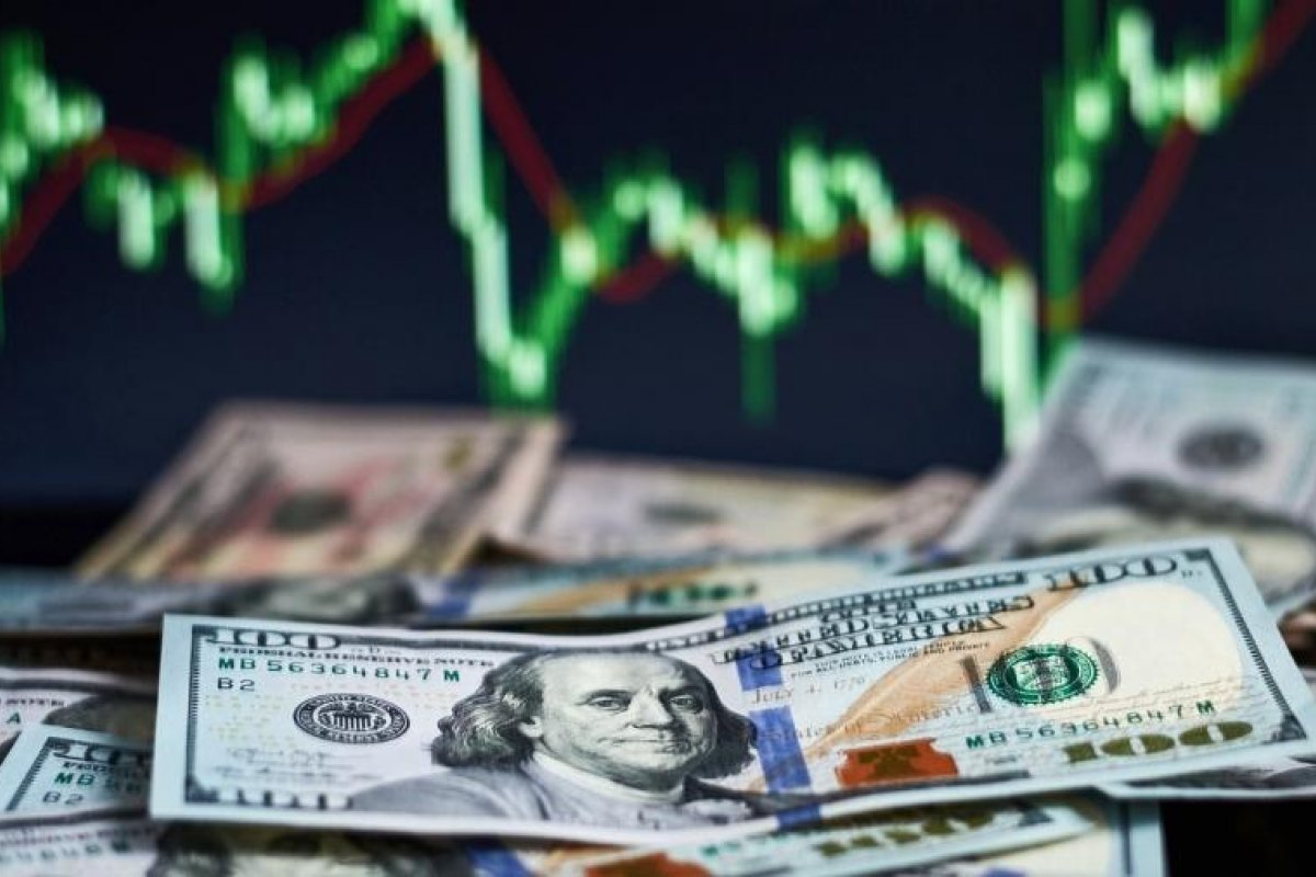 Dólar inicia pregão em alta e volta a R$ 5,80