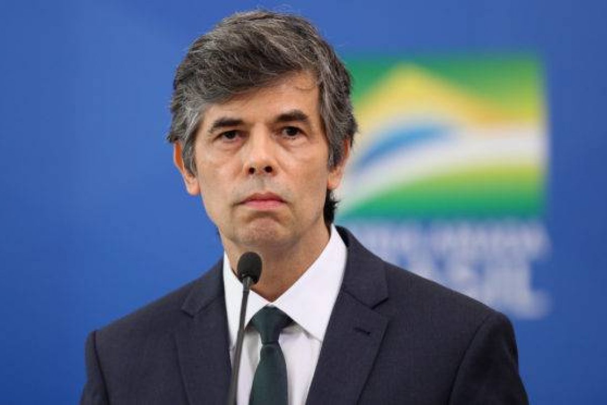 Teich coloca militares em postos estrategicos do Ministério da Saúde