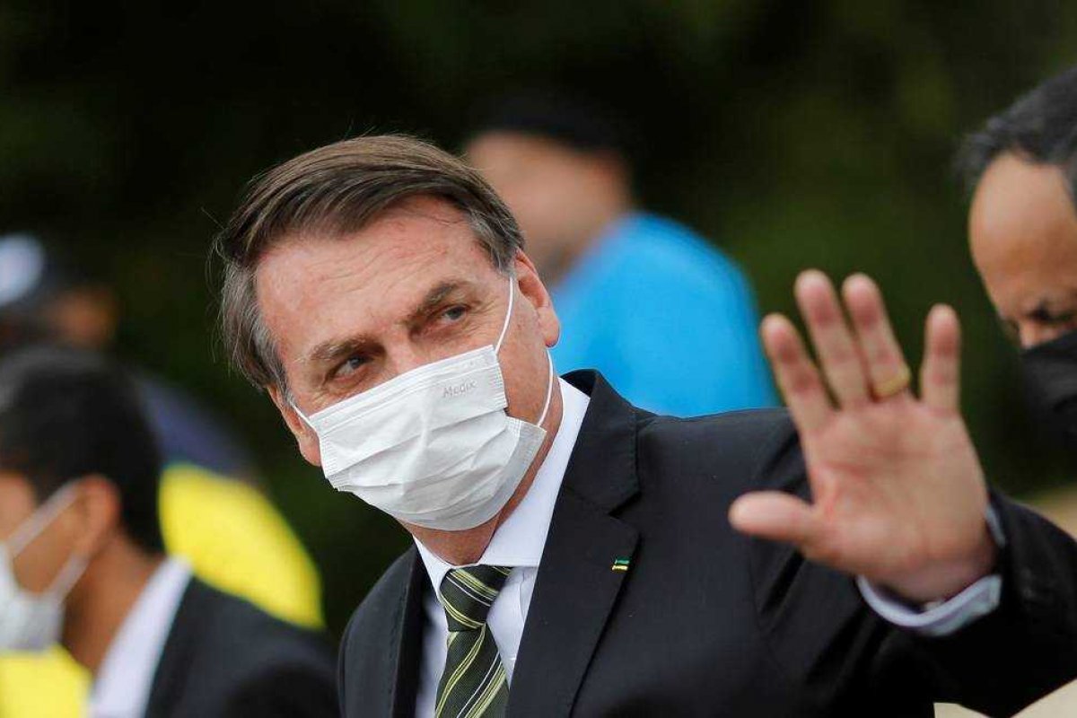 'Já que eles não querem abrir' diz Bolsonaro sobre ampliar a lista de essenciais