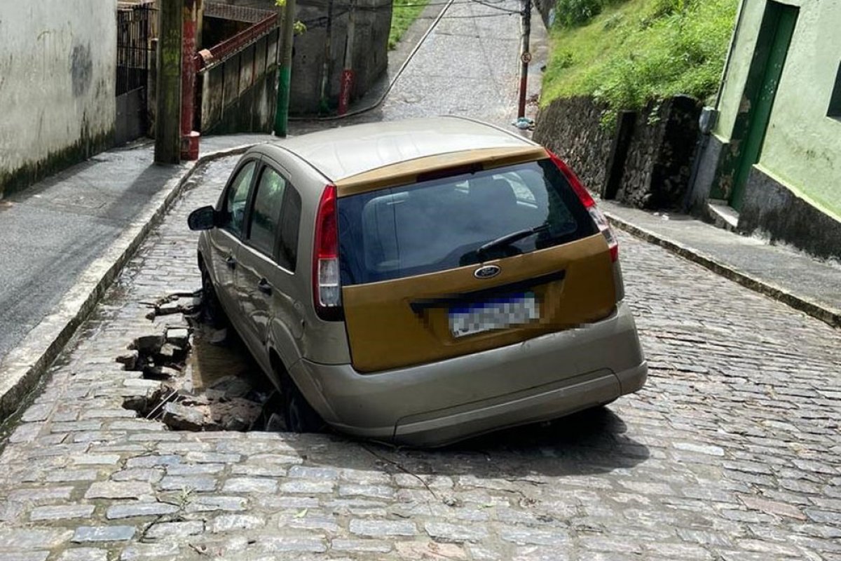 Carro fica preso na Ladeira da Preguiça, em Salvador