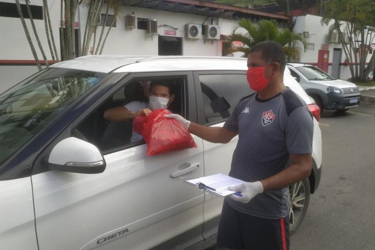 Esporte Clube Vitória distribui kit para treinamento online