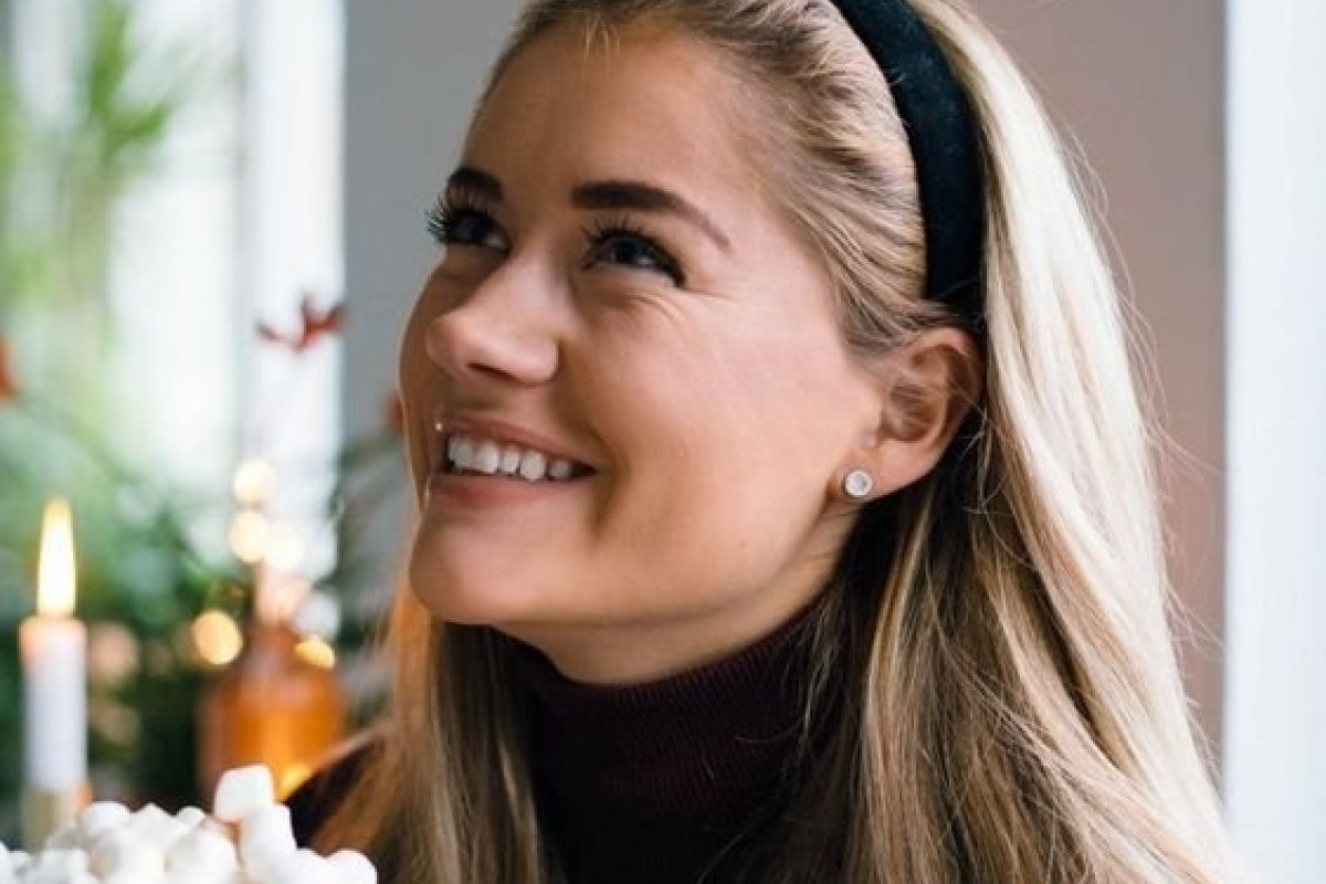 Confira inspirações de penteados simples para ficar em casa