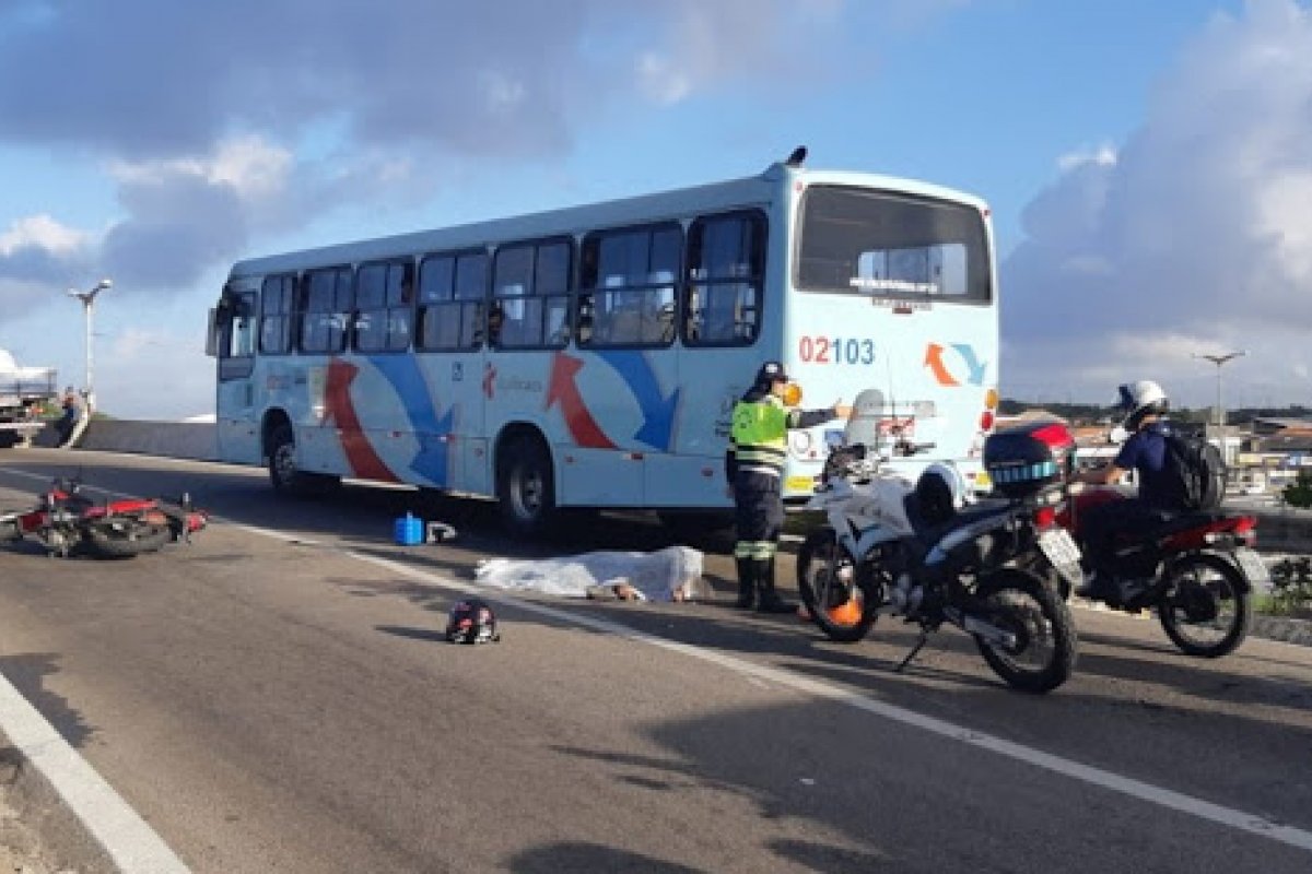Acidente de moto em Fortaleza deixa um morto e um ferido