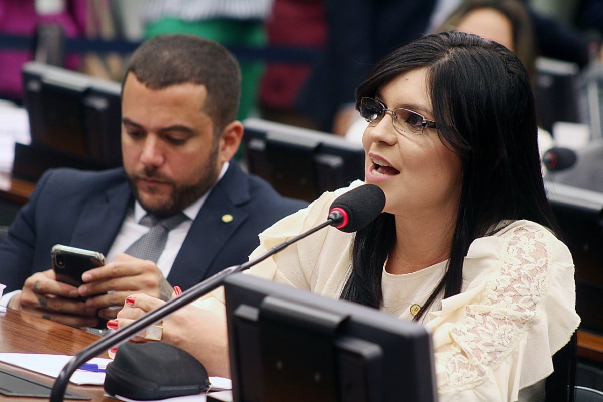 Deputada apresenta projeto para os alunos com as melhores notas do Enem