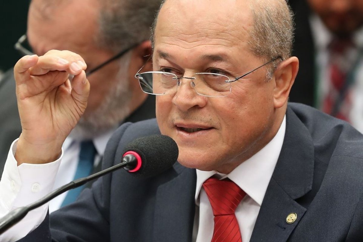 Deputado Federal entra com ação na justiça para suspender as demissões de trabalhadores da Petrobras na Bahia