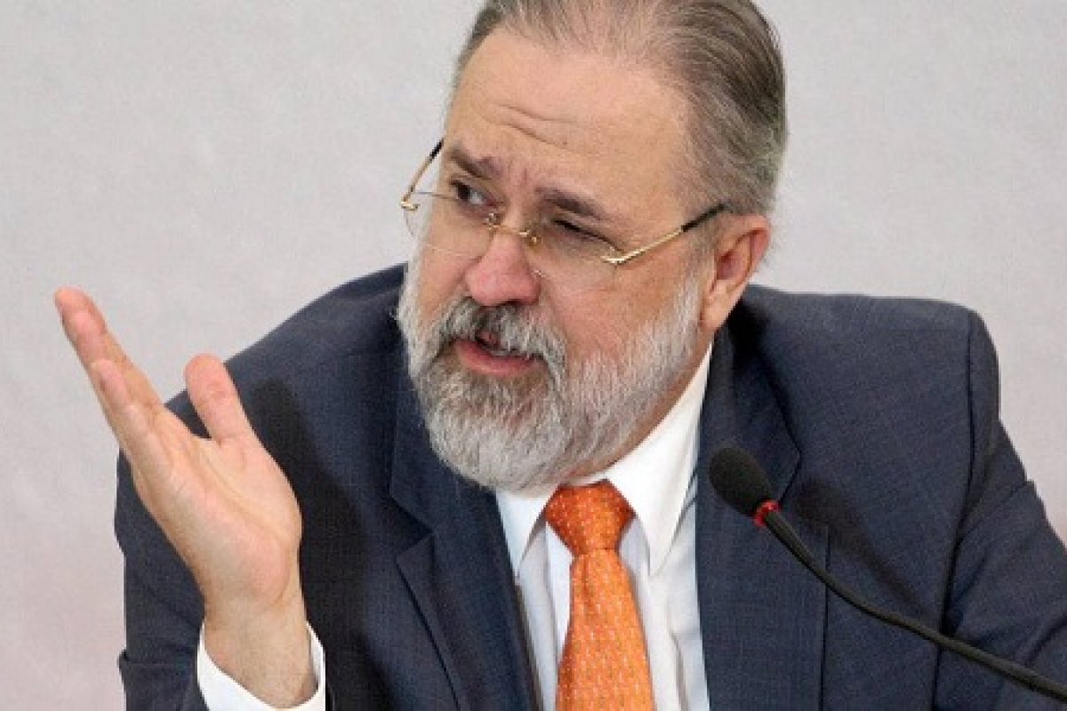 PGR afirma que devem ser divulgados apenas os diálogos entre Bolsonaro e Moro na reunião ministerial