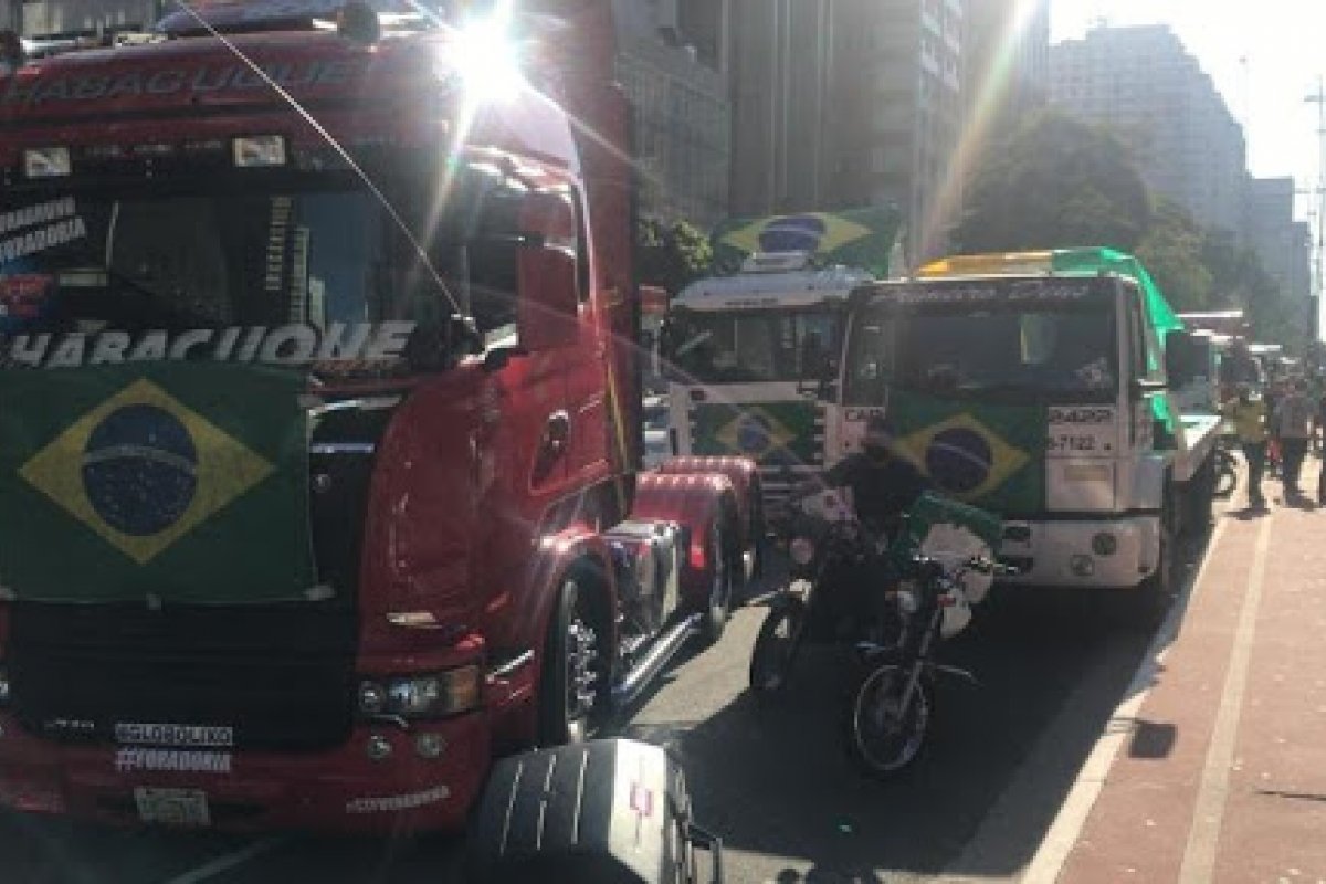 Caminhoneiros protestam na Av. Paulista contra a quarentena