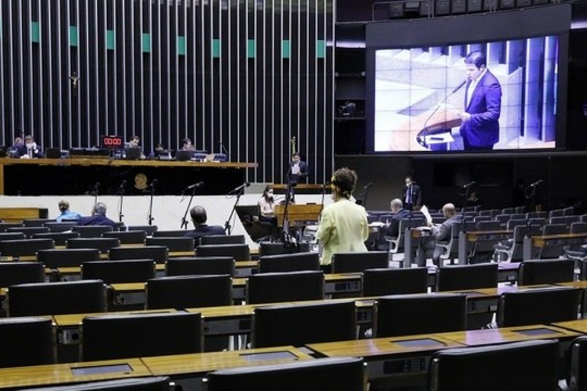 Câmara pode votar nesta terça (12) projeto que obriga uso de máscara