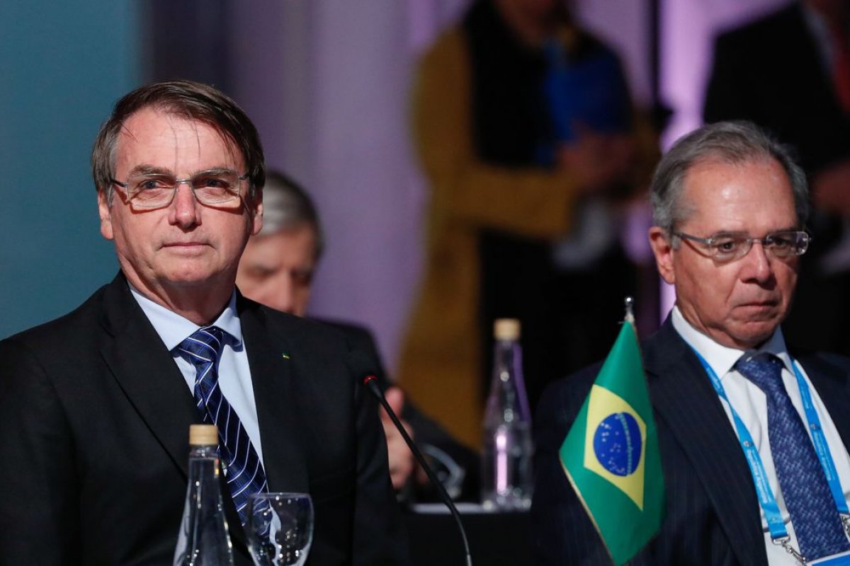 Bolsonaro deve decidir sobre veto a reajustes para servidores públicos nesta quarta (13)