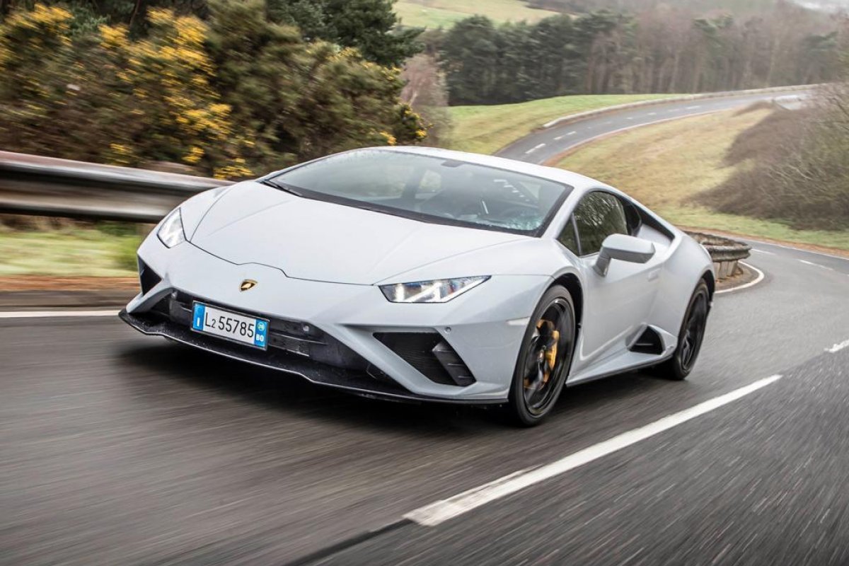 Menino de 5 anos que pegou carro dos pais para ir comprar Lamborghini ganha passeio no carro