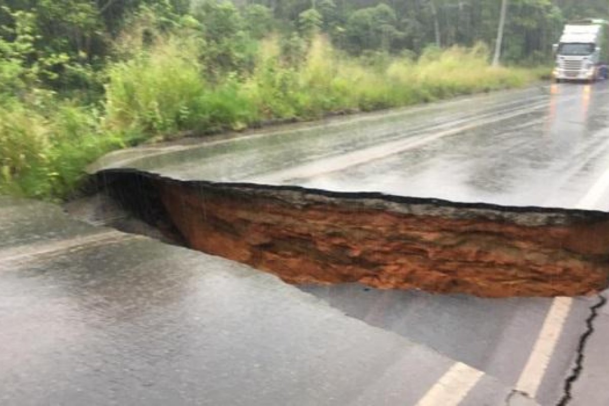 Cratera de forma em rodovia da Bahia e trânsito é interditado
