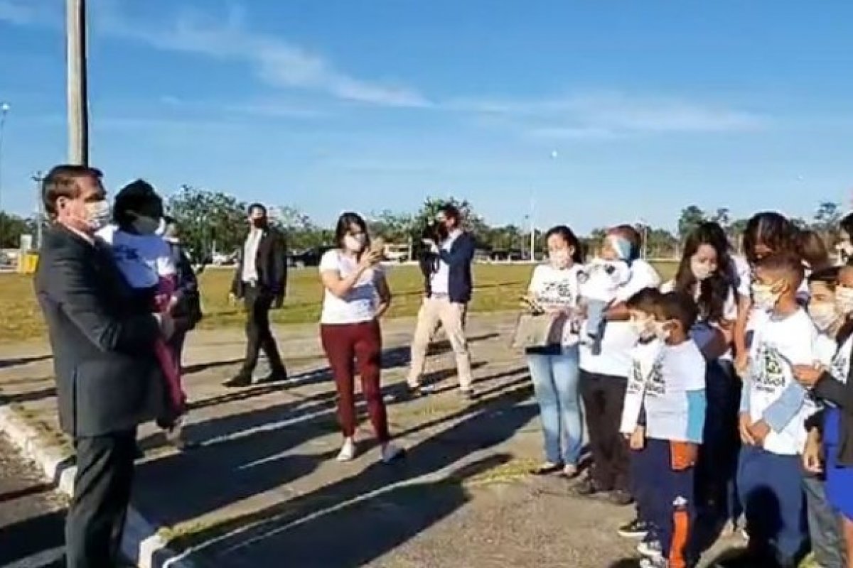 Bolsonaro promete apresentar projeto sobre ideologia de gênero "com urgência constitucional"