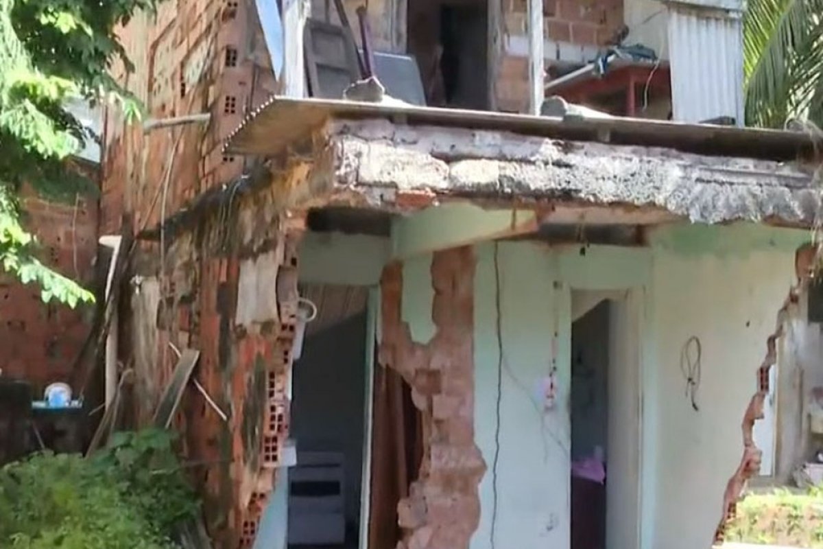 Casa desaba parcialmente na Chapada do Rio Vermelho nesta terça (12)