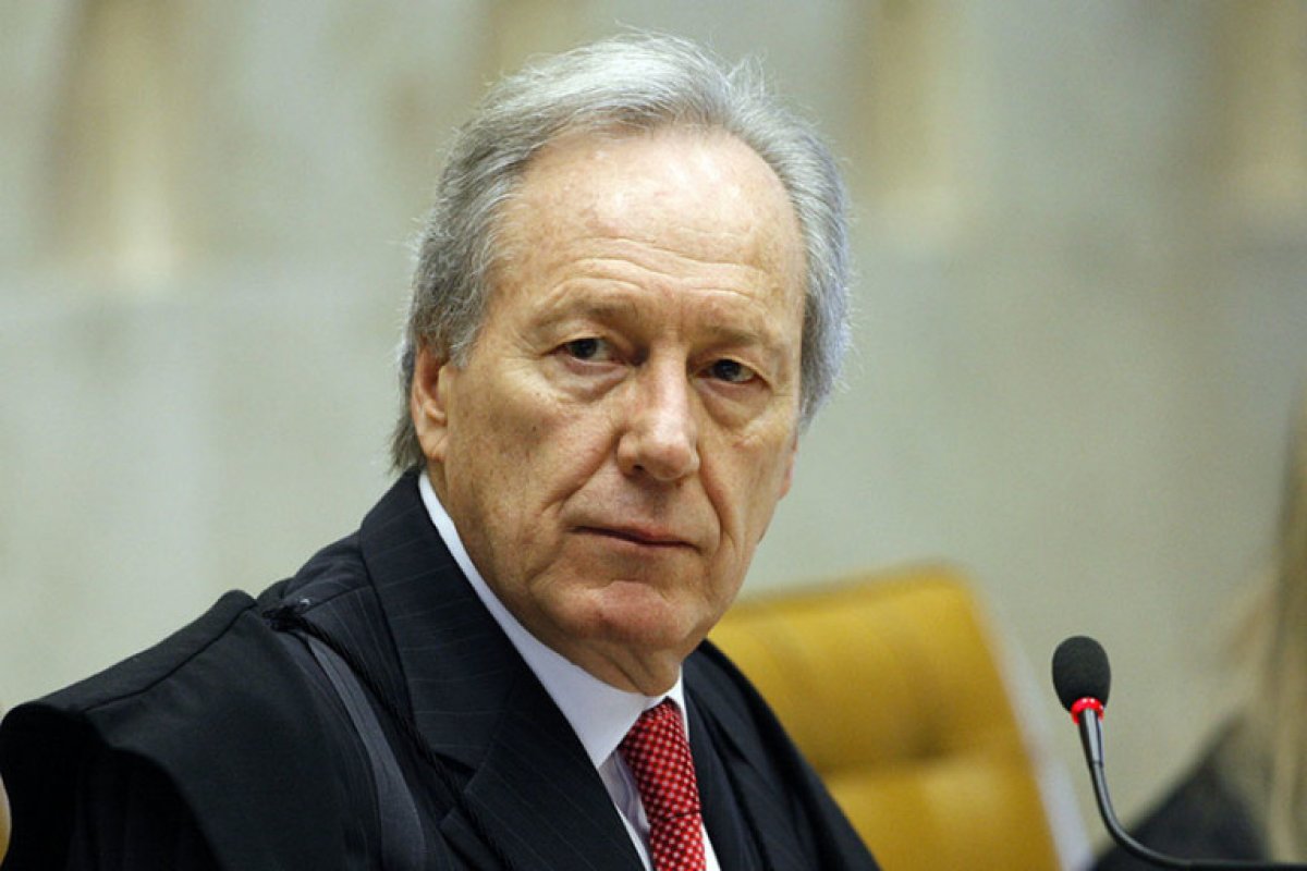 Ministro Lewandowski vai decidir sobre necessidade de Bolsonaro apresentar exame para Covid-19