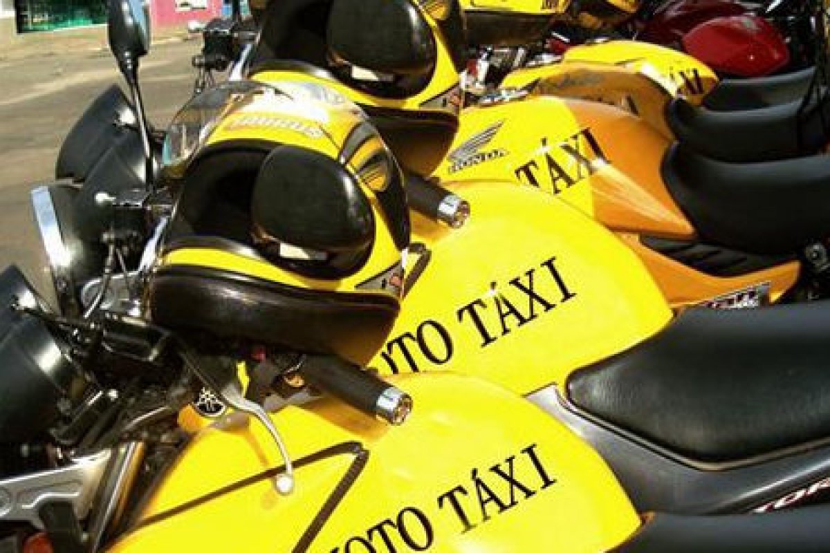 Motoristas de transporte escolar, táxi e mototáxi recebem Vale Cesta nesta terça (12)