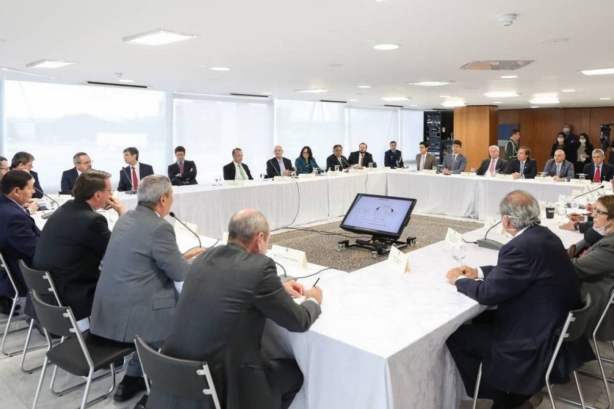 Defesa de Sergio Moro quer divulgação de vídeo da reunião em que Bolsonaro teria pedido interferência na PF