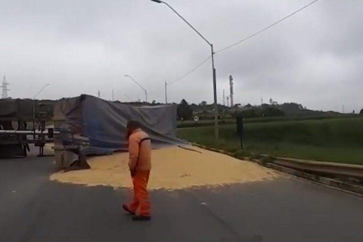 Carreta tomba e derrama carga de soja na BR-116 em Vitória da Conquista