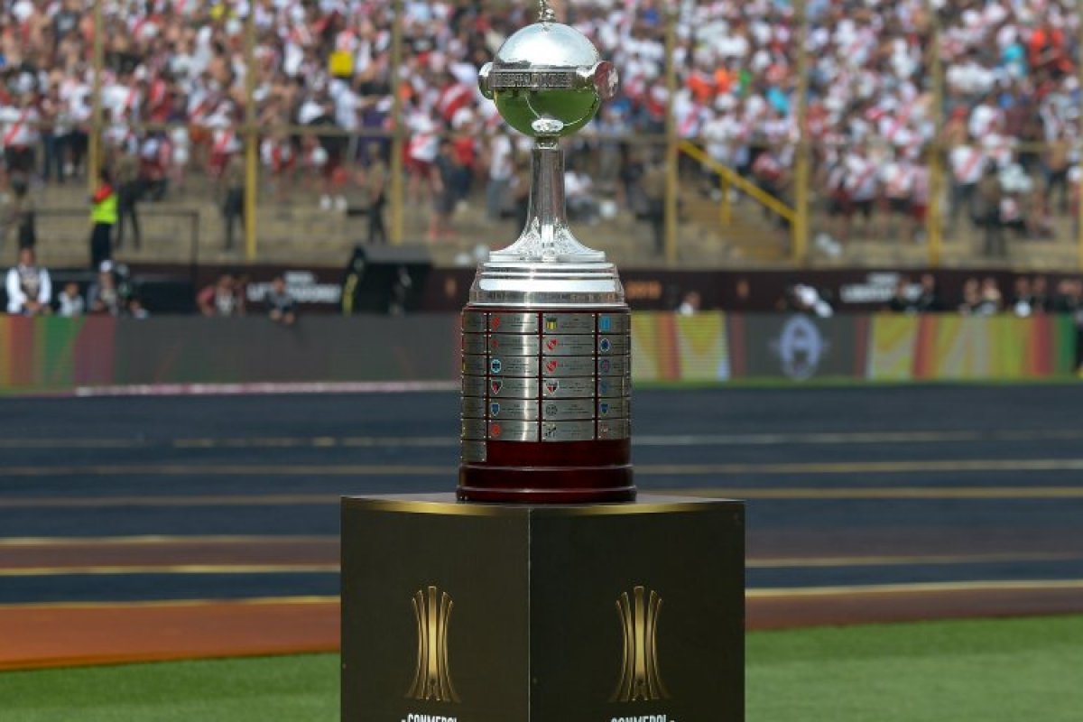 "Acreditamos que o futebol deve ser retomado quando cumprimos todos os requisitos de saúde", diz secretário da Conmebol