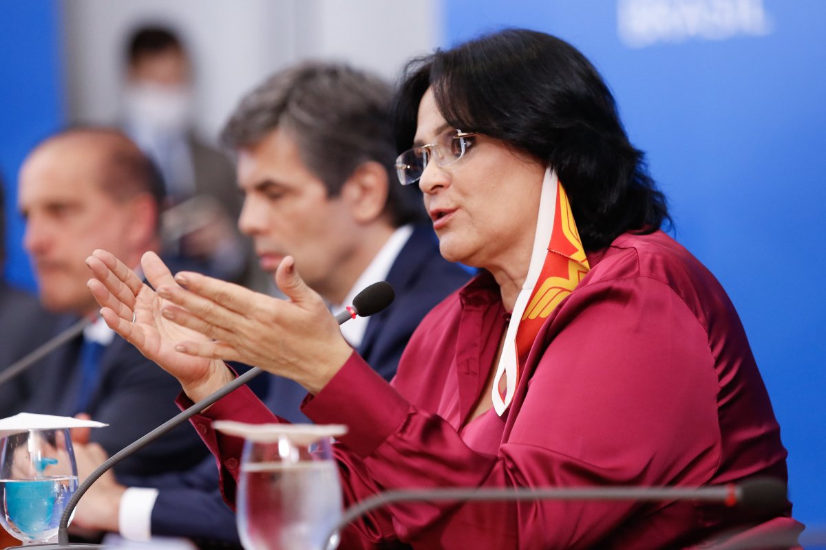 Damares Alves confirma que pediu prisão de governadores