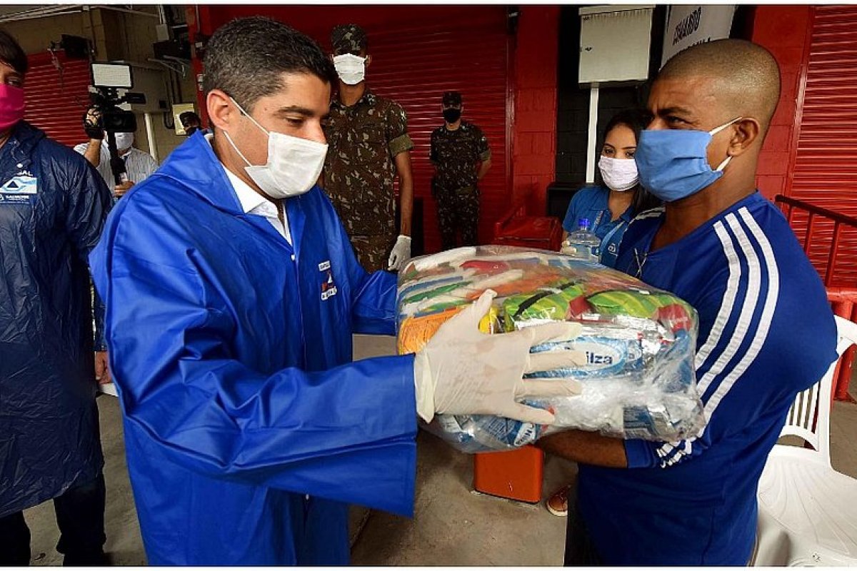 Prefeitura de Salvador distribui cestas básicas a agentes culturais